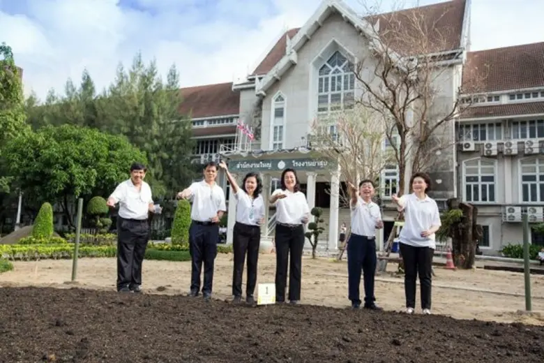 นางสาวดาวน้อย สุทธินิภาพันธ์ ผู้อำนวยการย...