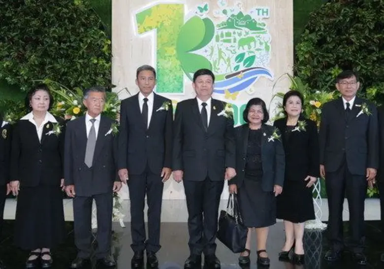 พลเอก สุรศักดิ์ กาญจนรัตน์ (กลาง) รัฐมนตร...