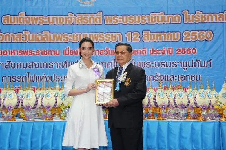 นักแสดง-ผู้ประกาศข่าว ช่อง 7 สี ร่วมจัดเลี้ยงอาหารพระราชทาน เนื่องในโอกาสสัปดาห์วันแม่แห่งชาติ ประจำปี 2560