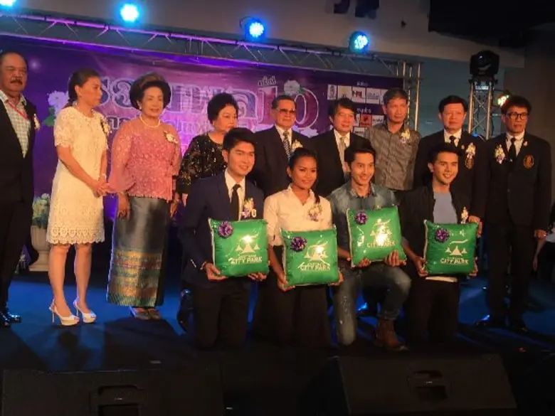 ป๊อปปี้ ปรัชญาลักษณ์ ศิลปินไมค์ทองคำ ค่ายยุ้งข้าวเรคคอร์ดร่วมงาน "รวมพลลูกกตัญญูแห่งชาติ" ครั้งที่ 10 พร้อมร้องเพลงในฟรีคอนเสิร์ต