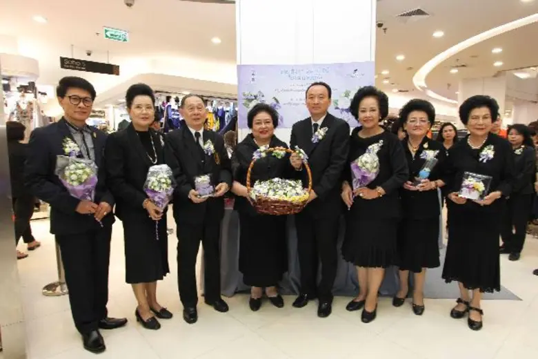 พลตรีหญิง คุณหญิงอัสนีย์ เสาวภาพ (ที่ 4 จ...