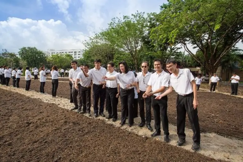 ชาวยาสูบร่วมกิจกรรมปลูกต้นไม้เฉลิมพระเกียรติ สมเด็จพระนางเจ้าฯ พระบรมราชินีนาถ ในรัชกาลที่ 9