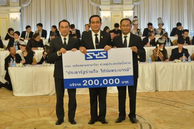 นายพงษ์ศักดิ์ แห่ล้อม (ซ้าย) ผู้จัดการฝ่า...