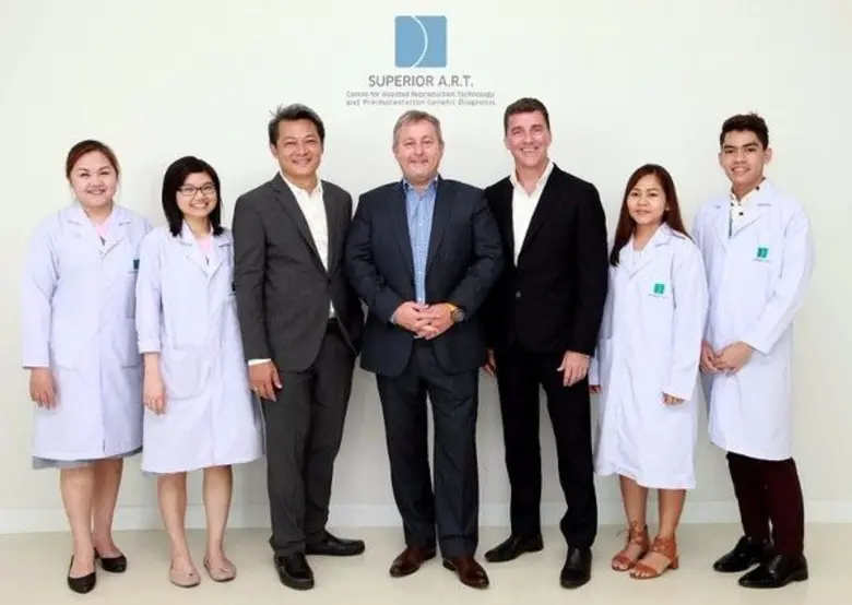 นายพรมสันต์ จิตรนาศิลป์ (ที่ 3 จากซ้าย) ผ...