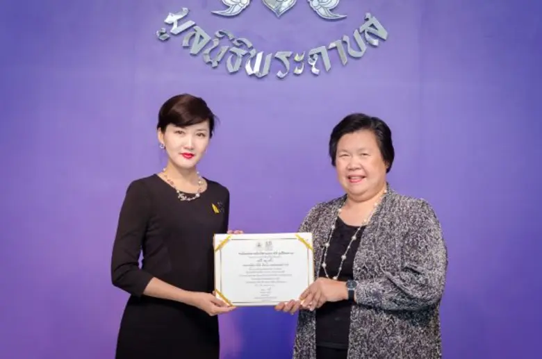 หลุ่ย แซ่กั๊ว (ซ้าย) ประธานกรรมการผู้จัดก...