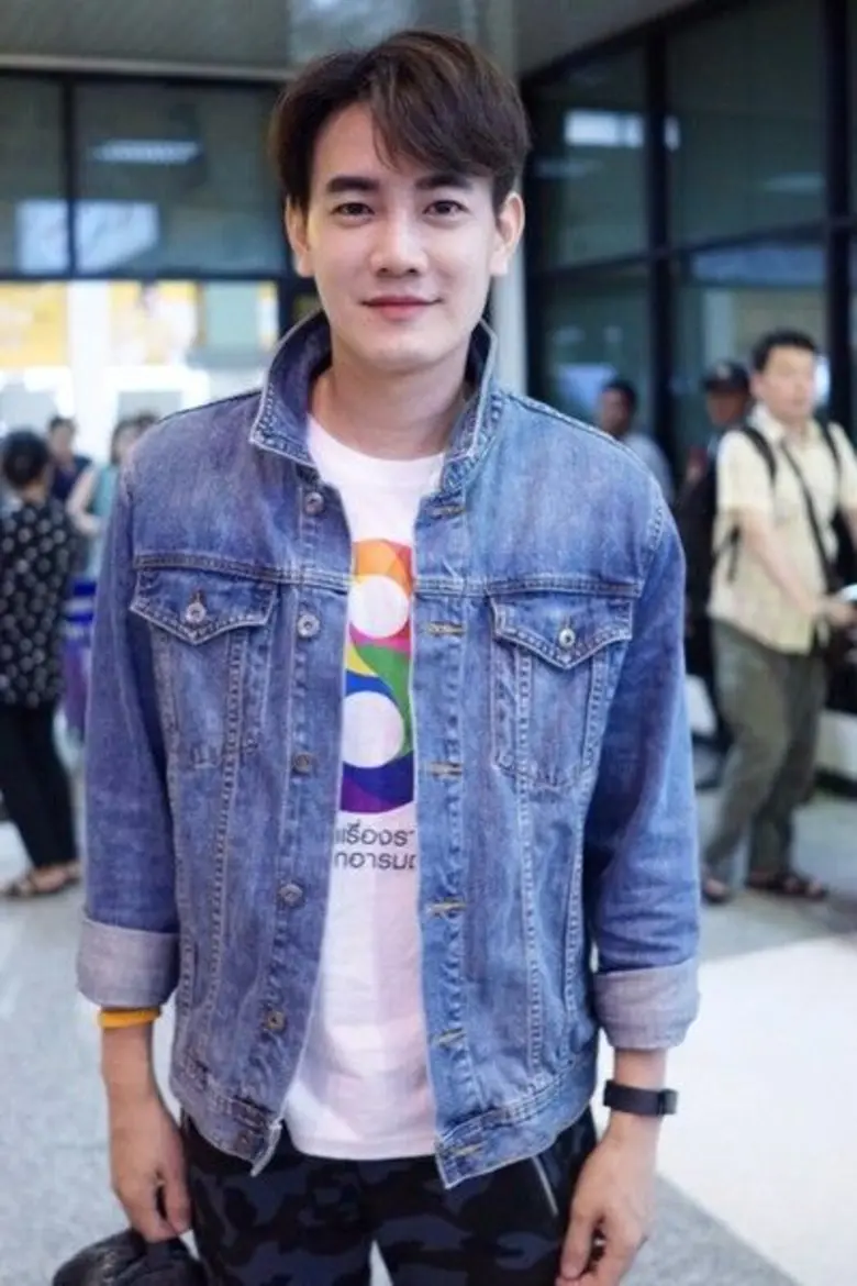 นอกจากจะไปร่วมแจกถุงยังชีพให้แก่ผู้ประสบภ...