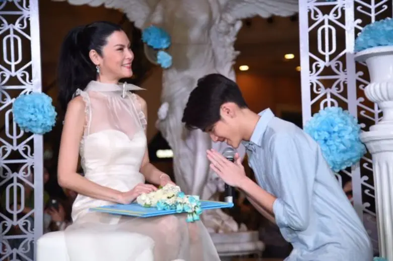 'เจ้านาย’ ไม่อาย หอมแก้ม 'แม่ปิ่น’ บอกรักทุกวัน