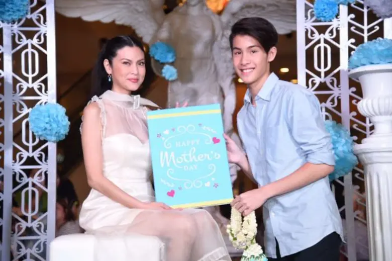 'เจ้านาย’ ไม่อาย หอมแก้ม 'แม่ปิ่น’ บอกรักทุกวัน