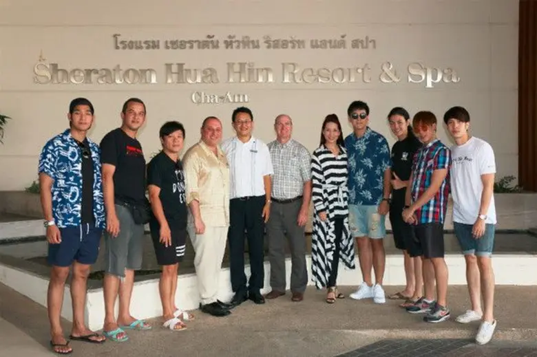 มร. บรูซ ดูปุยส์ (ที่ 5 จากซ้าย) ผู้จัดกา...