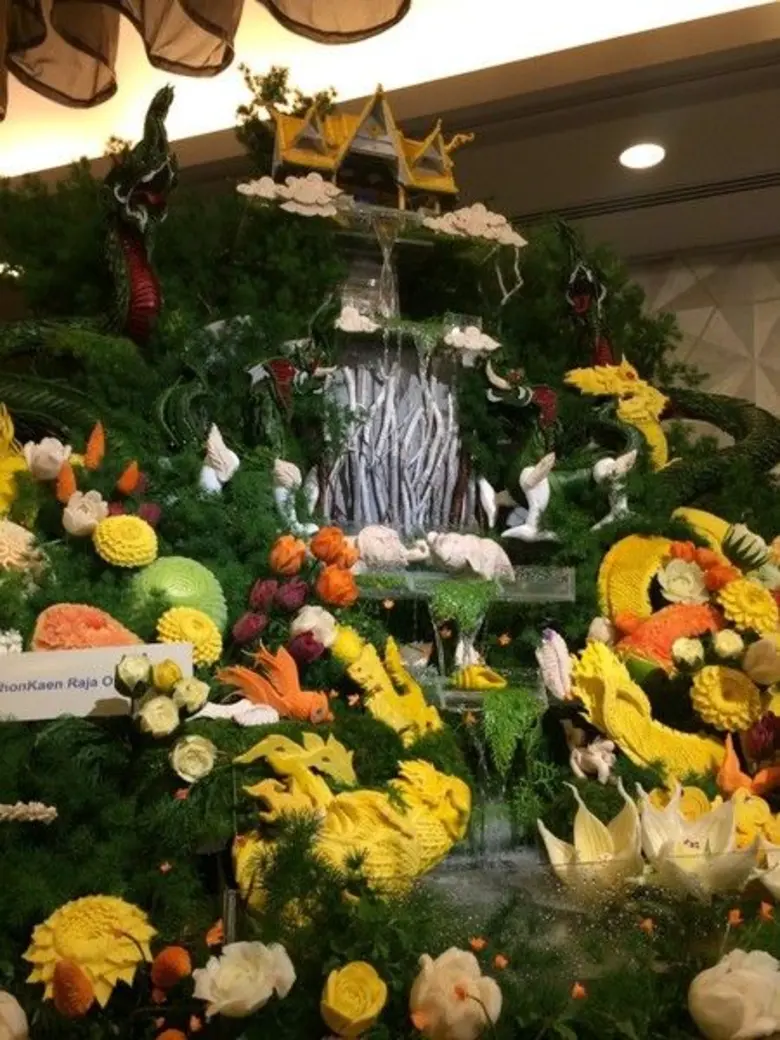 โรงแรมพูลแมน ขอนแก่นฯ คว้ารางวัลการแข่งขันแกะสลักผักผลไม้ผสานงานดอกไม้สดและใบตอง ประจำปี ๒๕๖๐ เพื่อเทิดพระเกียรติสมเด็จพระนางเจ้าฯ พระบรมราชินีนาถ