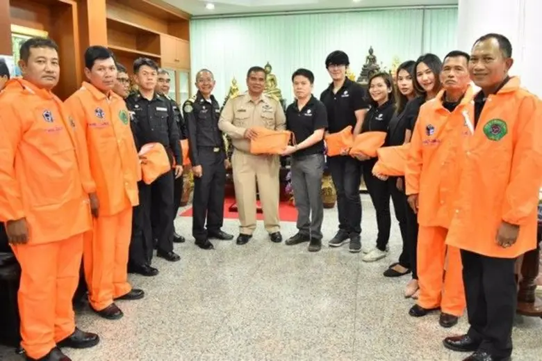 นายวีรยุทธ พูนลาภพาณิชย์ (ที่ 7 จากขวา) ผ...