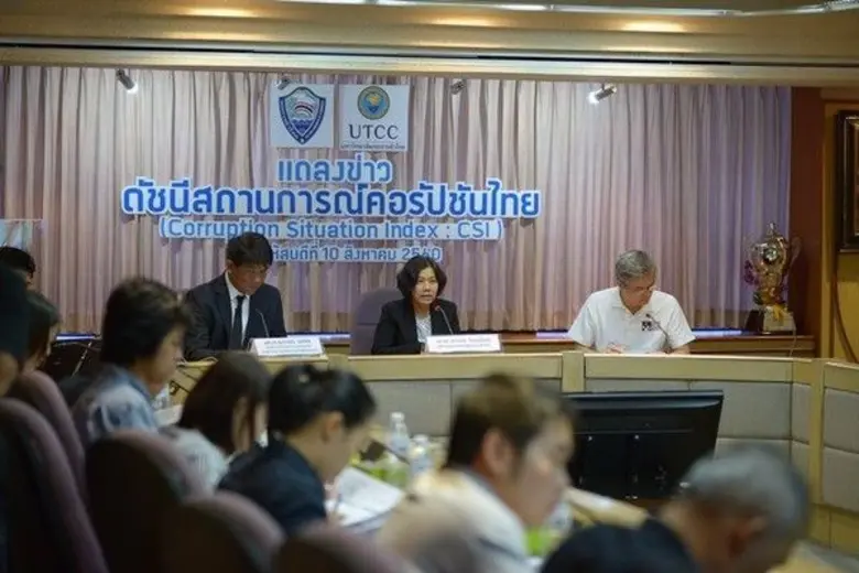 รศ.ดร.เสาวณีย์ ไทยรุ่งโรจน์ อธิการบดี และ...