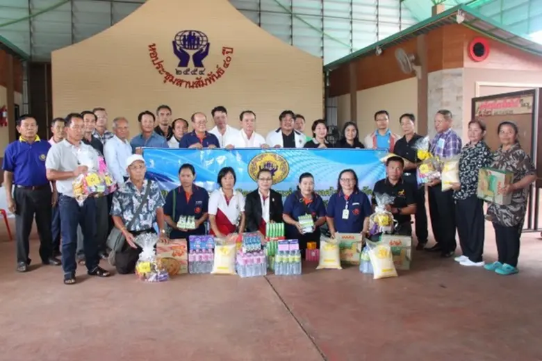 นายสุภาพ จันทร์ภิรมย์ (กลาง-เสื้อขาว) ประ...