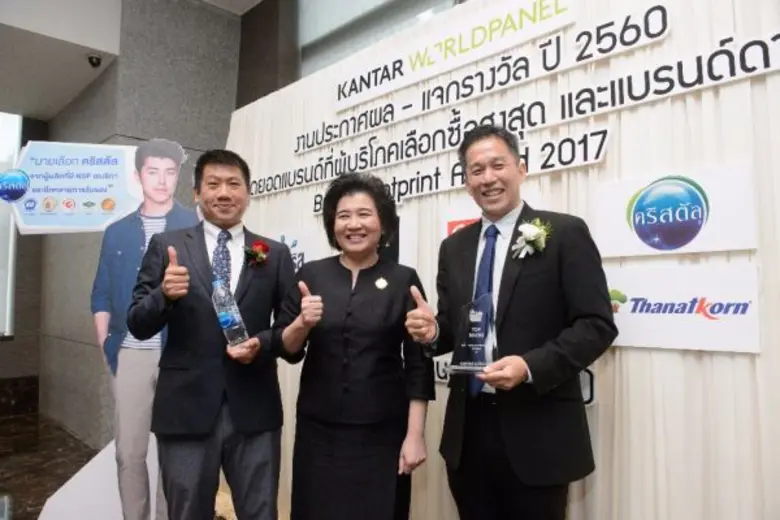 มร. เลสเตอร์ เต็ก ชวน ตัน (ขวา) กรรมการผู...