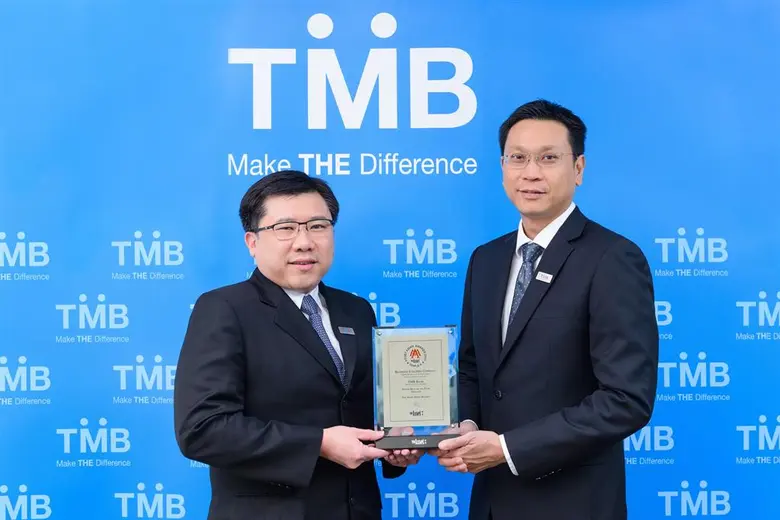 นายเสนธิป ศรีไพพรรณ (ขวา) ประธานเจ้าหน้าท...