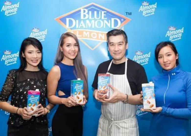 บลูไดมอนด์ โกรเวอร์ จัดงาน "Almond Breeze...