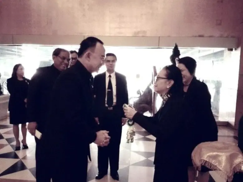 หม่อมหลวงปนัดดา ดิศกุล (กลาง) รัฐมนตรีช่ว...