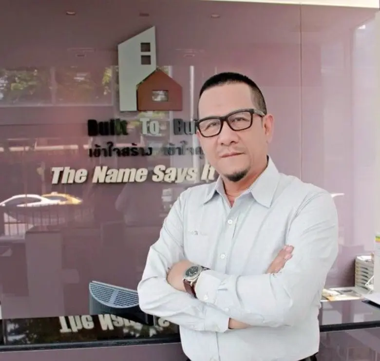 นายวรพจน์ เอี่ยมสุวรรณ กรรมการบริหารสายงา...