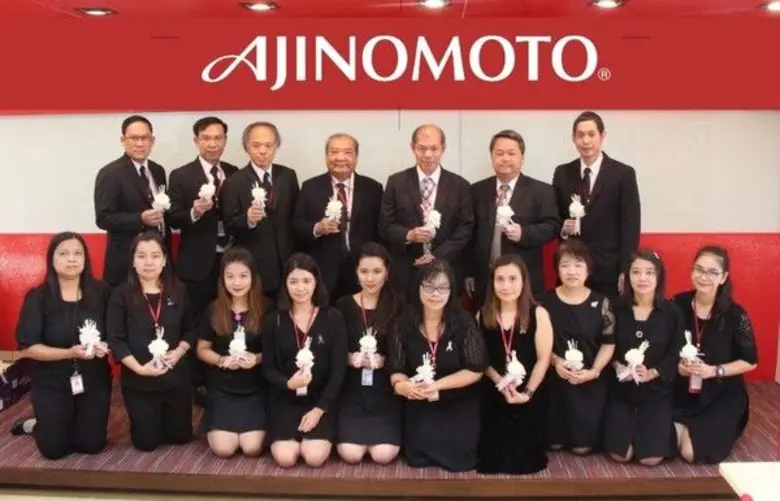 พิเชียร คูสมิทธิ์ ที่ปรึกษาพิเศษ (กลาง) พ...