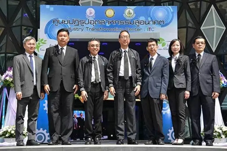 ดร.พสุ โลหารชุน (กลาง) อธิบดีกรมส่งเสริมอ...