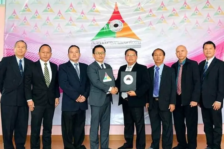 ดร.ประหยัด นันทศีล (ที่ 4 จากซ้าย) นายกสม...