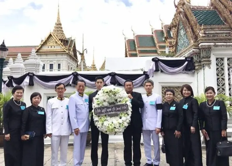 ด้วยสำนึกในพระมหากรุณาธิคุณหาที่สุดมิได้ ...