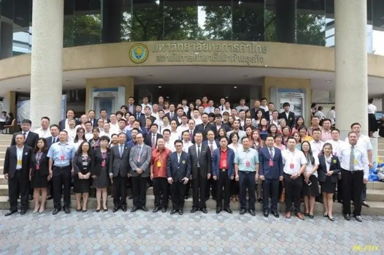 รศ.ดร.เสาวณีย์ ไทยรุ่งโรจน์ อธิการบดีมหาว...