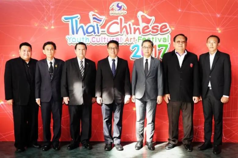 เมื่อเร็วๆ นี้ นายมานพ คำสว่าง (ขวา) ผู้จ...