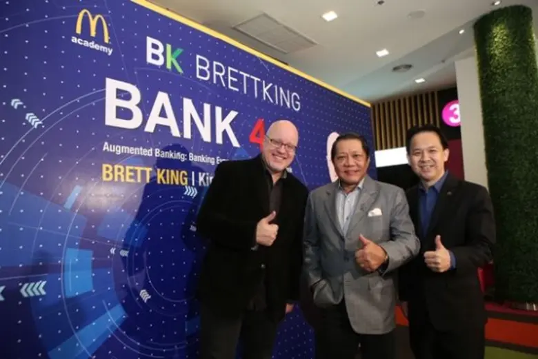 มร. เฮสเตอร์ ชิว (คนกลาง) ประธานกรรมการแล...