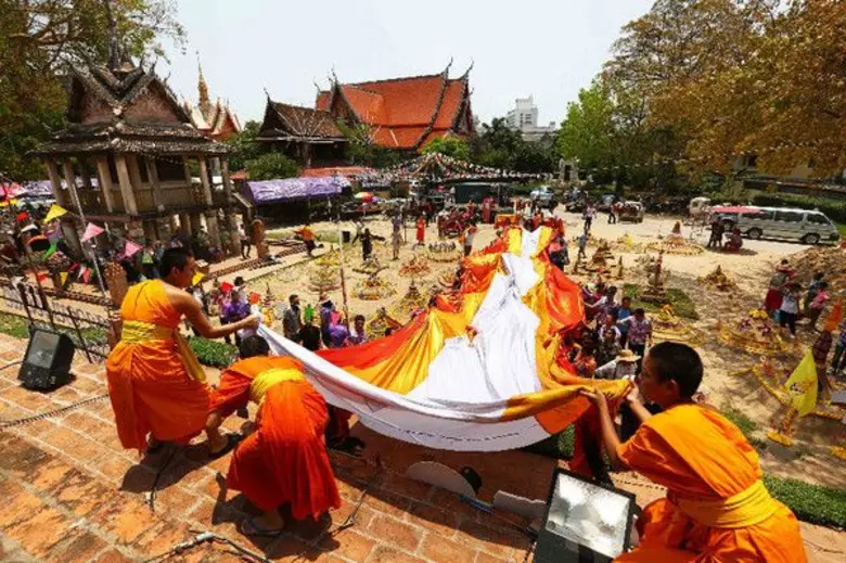 ผศ.ดร.พีรธร บุณยรัตพันธุ์ รองอธิการบดี มห...