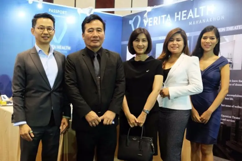 นายธนวัฒน์ เรวัตบวรวงศ์ (ซ้าย) ผู้จัดการท...