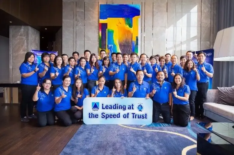 นายวิชิต พยุหนาวีชัย (ยืนกลาง) ประธานเจ้า...