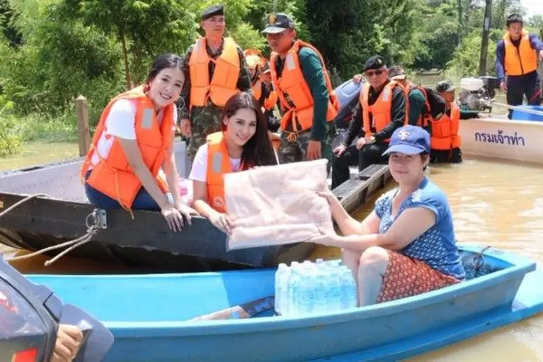 โบว์ลิ่ง-ปริศนา อลิซ-อาร์สยาม เดินหน้าแจกของผู้ประสบอุทกภัย จ.อุบลราชธานี