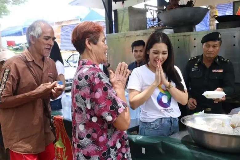 โบว์ลิ่ง-ปริศนา อลิซ-อาร์สยาม เดินหน้าแจกของผู้ประสบอุทกภัย จ.อุบลราชธานี