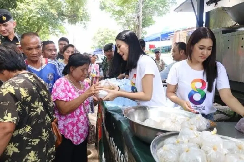 โบว์ลิ่ง-ปริศนา อลิซ-อาร์สยาม เดินหน้าแจกของผู้ประสบอุทกภัย จ.อุบลราชธานี