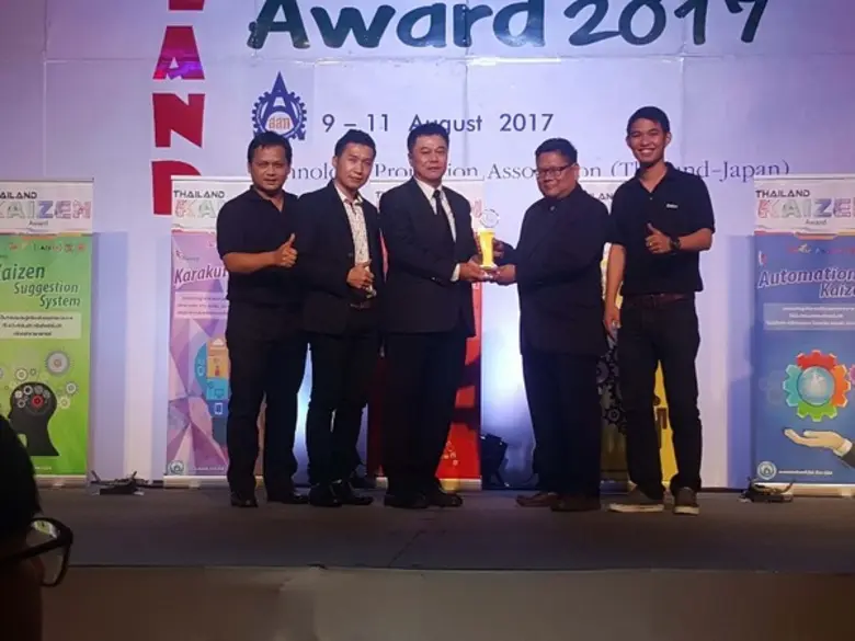 ก่อยศ หาผลทรัพย์ (คนที่ 2 จากขวา) ผู้ช่วย...