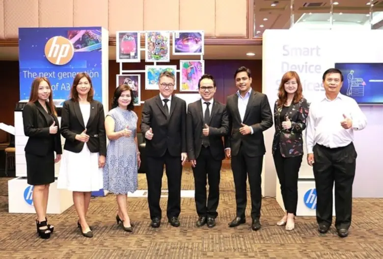 นายธงชัย หล่ำวีระกุล (ที่ 4 จากซ้าย) ผู้อ...