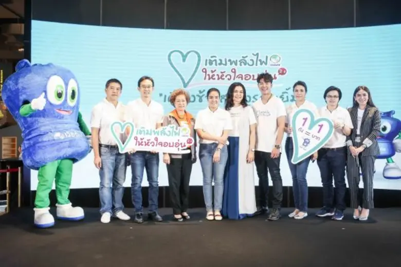 คุณชมกมล พุ่มพันธุ์ม่วง (คนที่ 4จาก ซ้าย)...