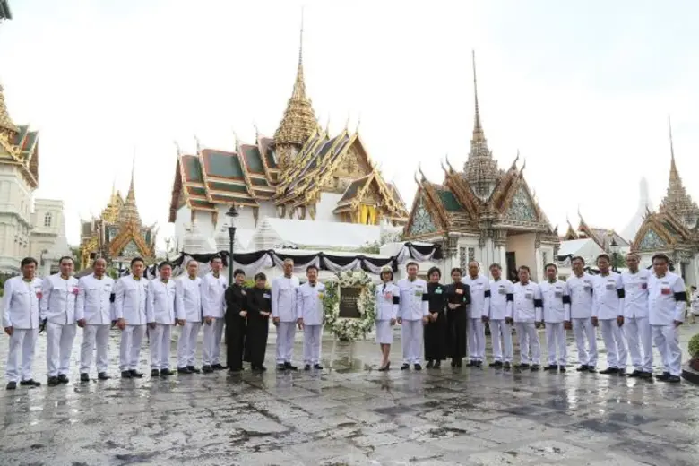 นายอดิศักดิ์ สุขุมวิทยา (ที่ 11 ซ้าย) ประ...