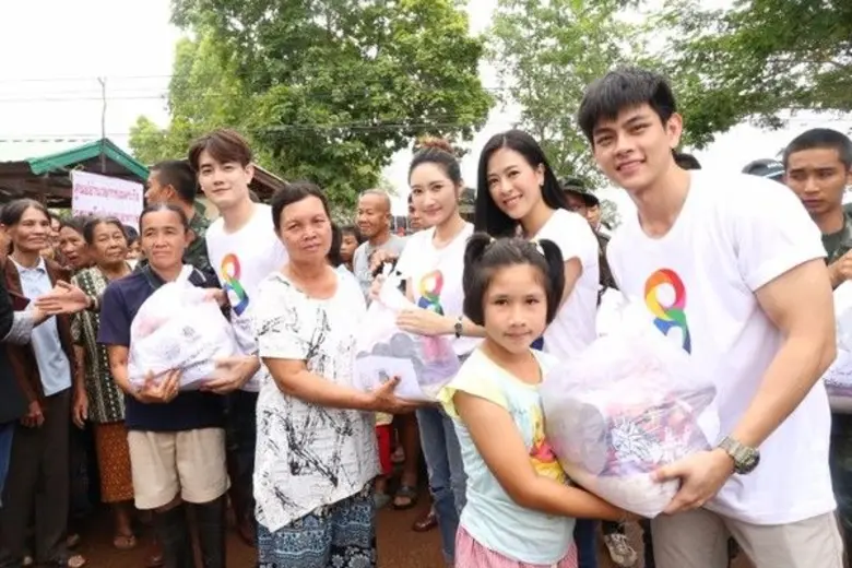 ดร.โด่ง-องอาจ นำทีมดาราช่อง 8 ฟลุค-เอี๊ยง-โบว์ลิ่ง-ยีนส์ ลงพื้นที่มอบถุงยังชีพแก่ผู้ประสบอุทกภัย จ.สกลนคร