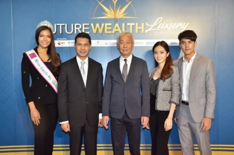 ด้วยความที่เป็นทั้งนักแสดงที่สนใจด้านการล...