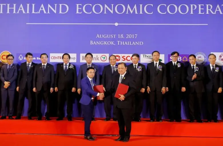 นายเจริญ รุจิราโสภณ (ขวา) ประธานเจ้าหน้าท...