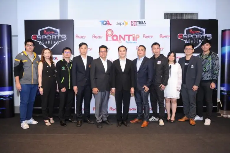 นายฉัตรชัย คุณปิติลักษณ์ (กลาง) รองผู้อำน...