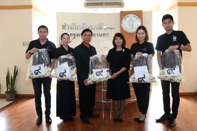 รถไฟฟ้าแอร์พอร์ต เรล ลิงก์ นำดอกไม้จันทน์...