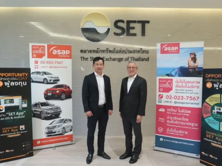 นายทรงวิทย์ ฐิติปุญญา (ซ้าย) ประธานเจ้าหน...