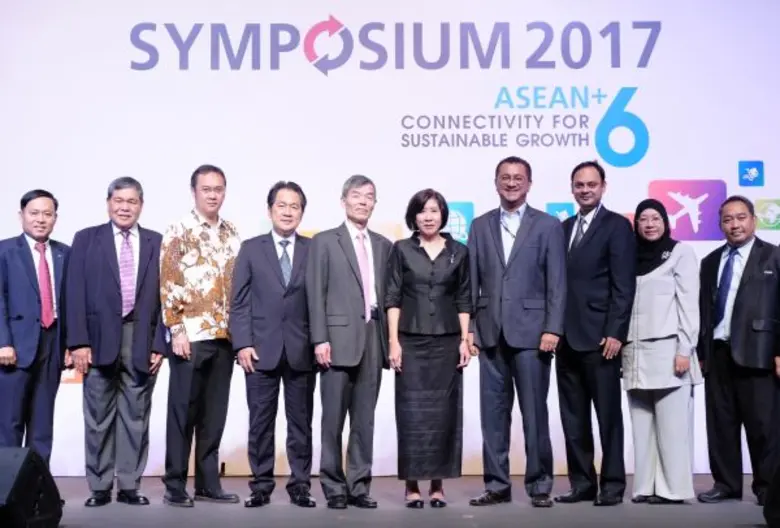 นางวรรณภรณ์ เกตุทัต (ที่ 5 จากขวา) รองอธิ...