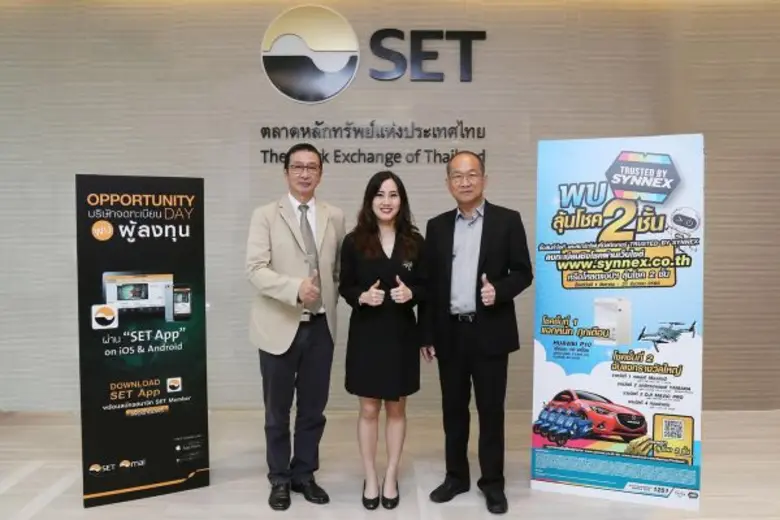 นางสาวสุธิดา มงคลสุธี (กลาง) ประธานเจ้าหน...