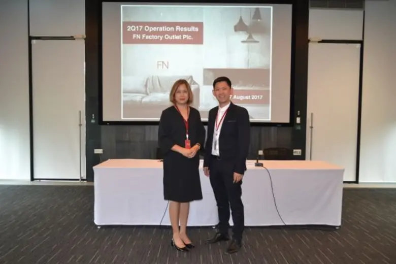 นายเบญจ์เยี่ยม ส่งวัฒนา (ขวา) ประธานเจ้าห...