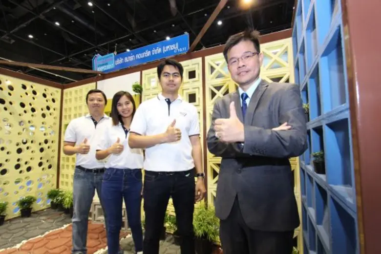 นายรังสี ทีปกรสุขเกษม (ขวา) กรรมการผู้จัด...