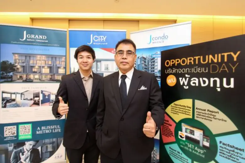 นายสิทธิพร รัตนาภรณ์ (ขวา) ประธานเจ้าหน้า...